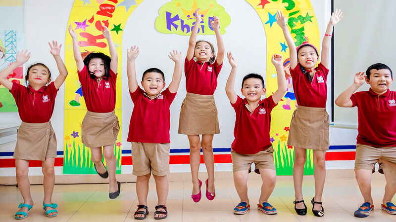 Áo đồng phục giúp các bé tự tin và vui vẻ khi đến trường